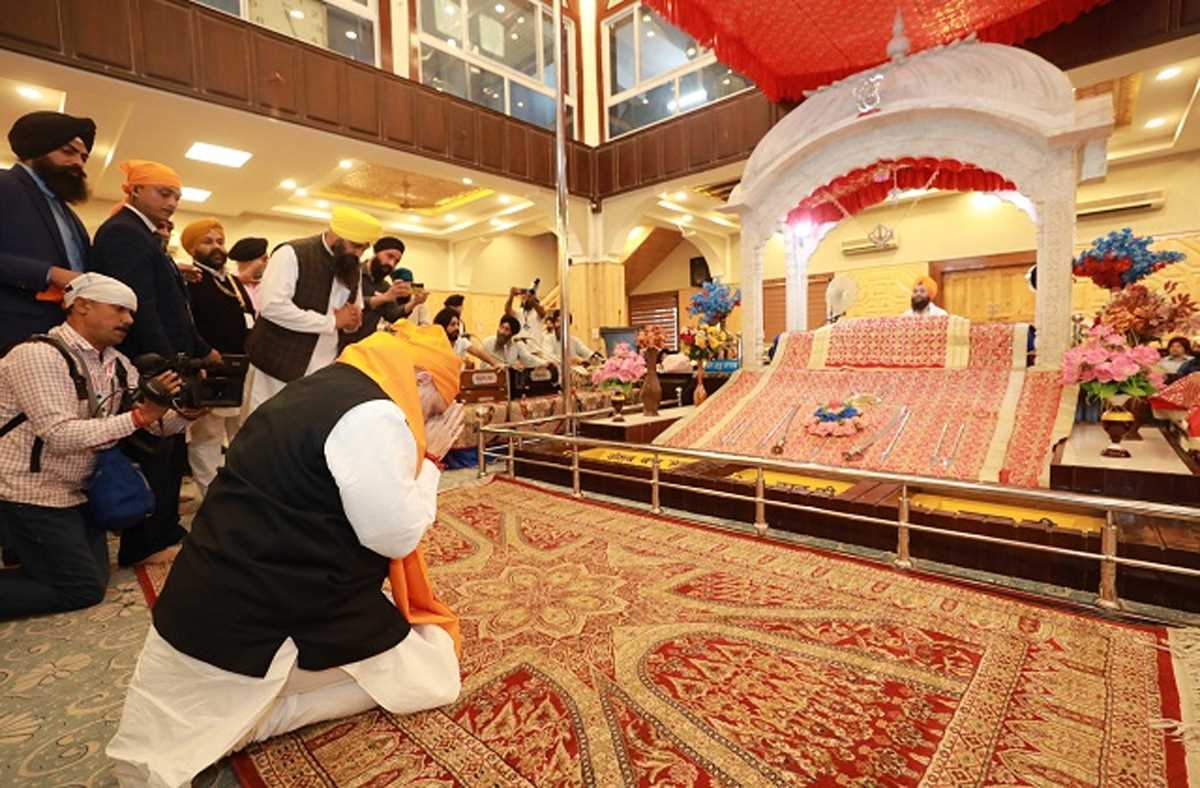 श्रीनगर में अमित शाह ने गुरुद्वारे में टेका माथा